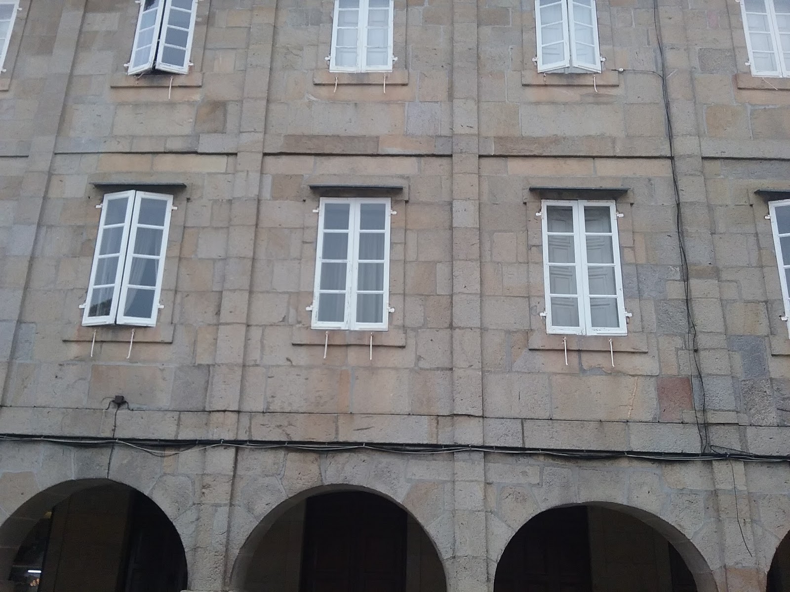 Viaggiare, passeggiare, visitare, esplorare, camminare con il trekking