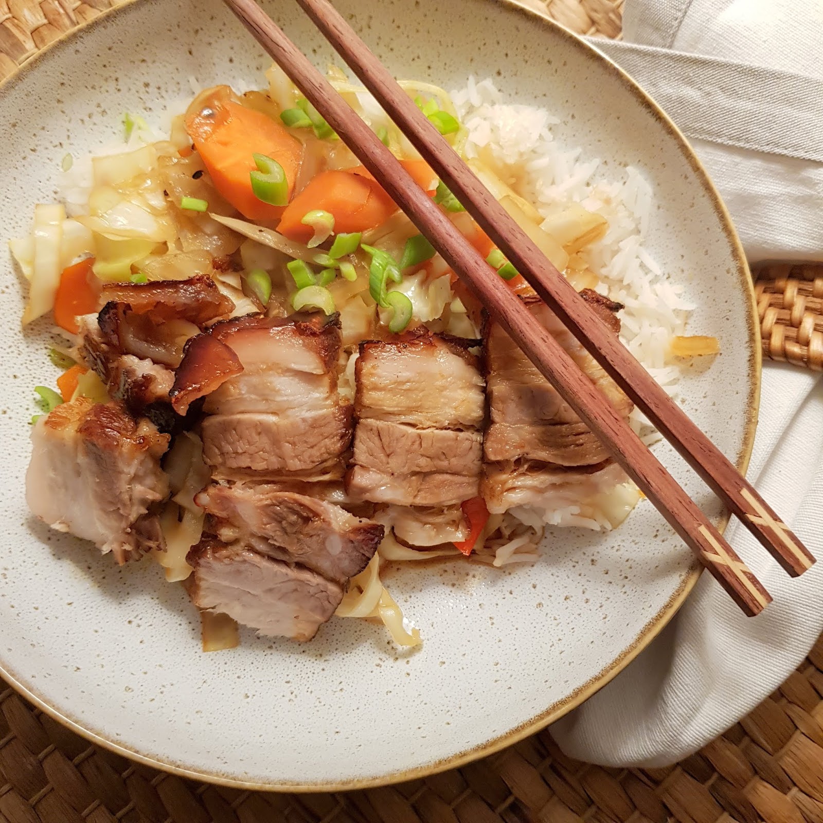 Knuspriger Schweinebauch mit Weißkohl Knuspriger Schweinebauch mit Weißkohl