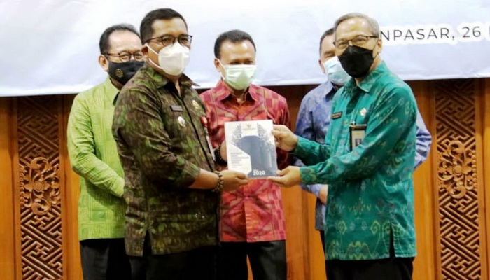 Bupati Tabanan Serahkan LKPD Pemkab Tabanan T.A 2020