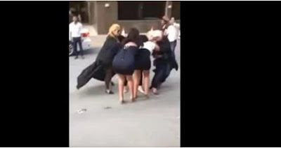فيديو.. مشاجرة بين 4 نساء عربيات في أحد شوارع الإمارات بلباس مثير