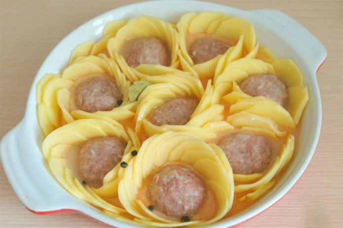 Красивая и простая картофельная запеканка с фрикадельками