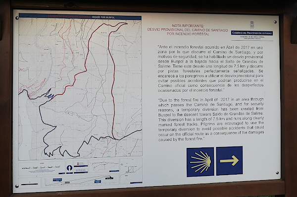 Fotografía del aviso de desvío por incendio en la bajada de Buspol. Camino Primitivo