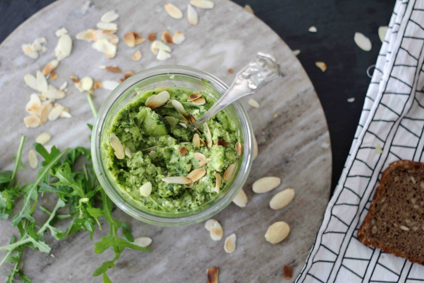 HOME OF HAPPY: ZUCCHINICREME MIT RUCOLA UND GERÖSTETEN MANDELN