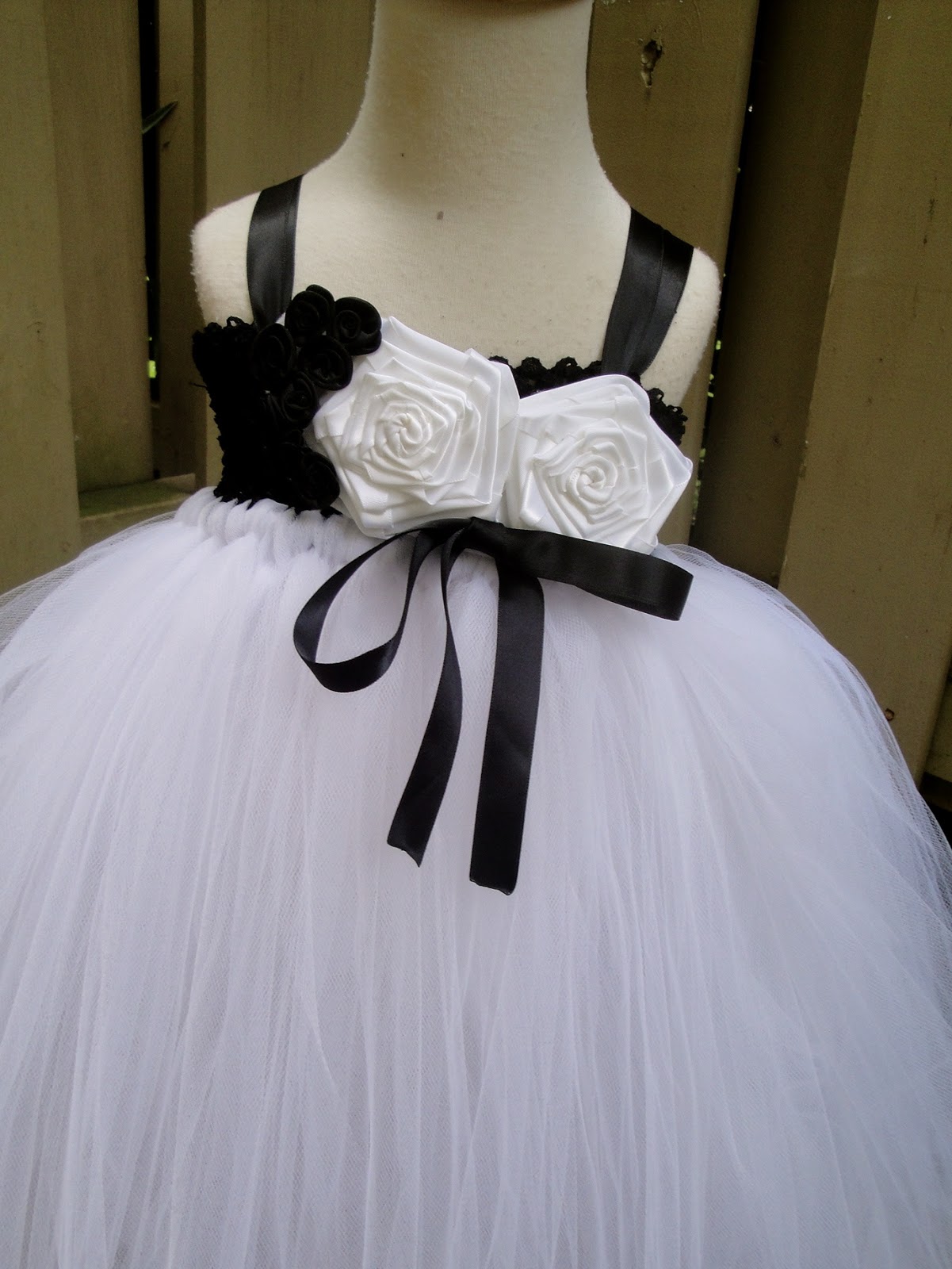 1310500 Black-White Flower Detail Dress