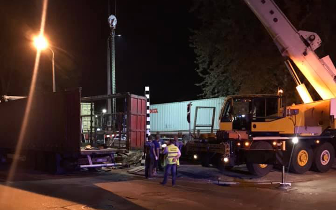 Rīgā kravas mašīnai salūzt piekabe un izkrīt krava