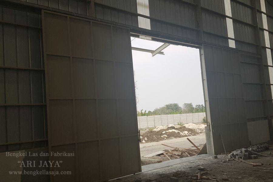 Jual Jasa Pembuatan Pintu Besi Untuk Gudang Pabrik Ari Jaya