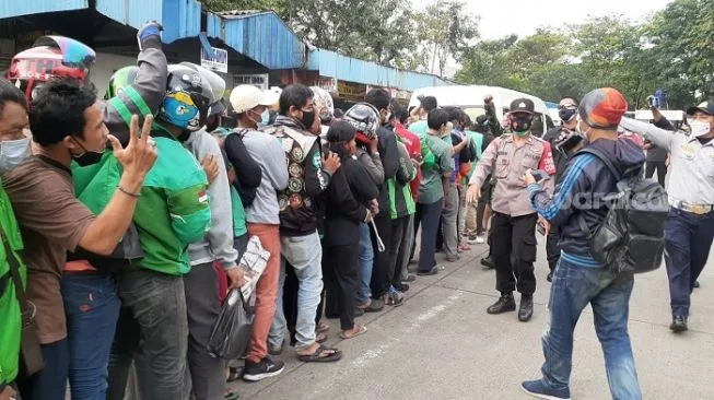 Warga Berebut hingga Saling Dorong, Kejar Mobil Sembako Jokowi ke Jalan Raya