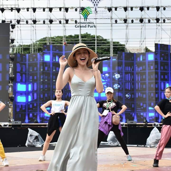 Ca sĩ Tóc tiên hát khai mạc Vinhomes Grand Park Ca sĩ Tóc tiên hát khai mạc Vinhomes Grand Park