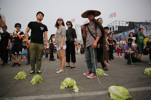 Зачем китайцы гуляют с капустой?
