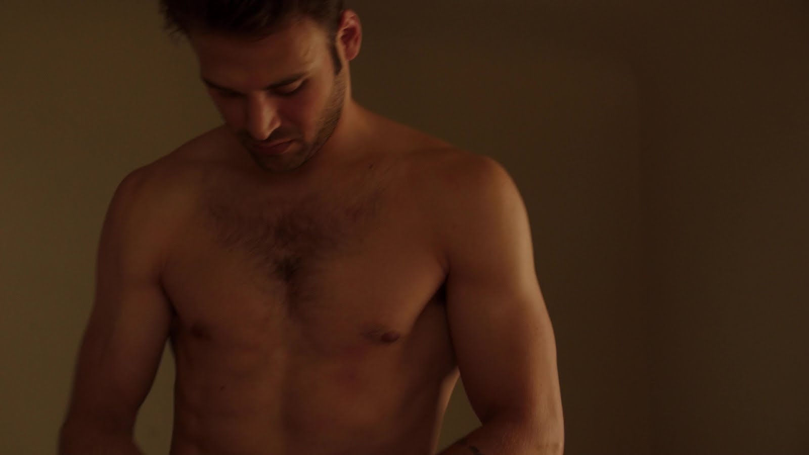 Ryan Guzman shirtless in 9-1-1 Season 2, Ep 4.