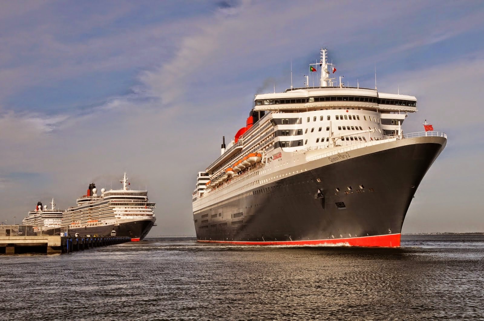 Лайнер Queen Mary 2 в Норвегии