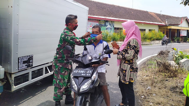 Sinergi Muspika, Polsek dan Koramil 15 /Polanharjo Bagikan Masker Kepada Pengguna jalan