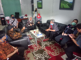 Kemensos RI Salurkan Ribu Paket Sembako Terdampak Covid-19 Kemensos RI Salurkan Ribu Paket Sembako Terdampak Covid-19