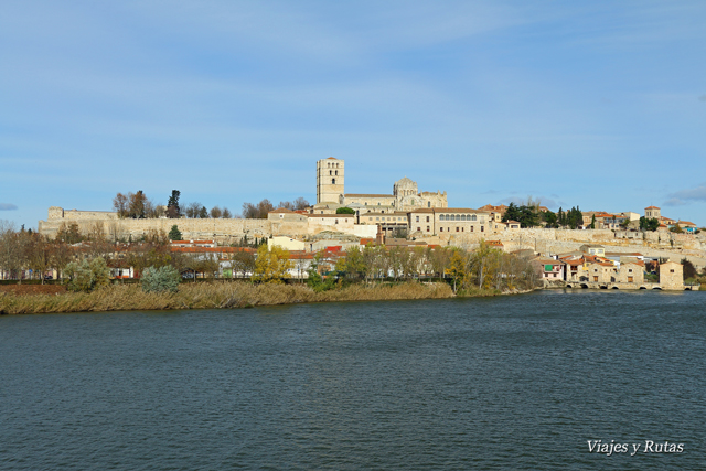 Catedral de Zamora desde el otro lado del Duero