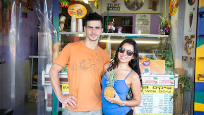 Batido de frutas y barras de jugo vienen y van a montones en Tel Aviv. Pero esta es probablemente la única que vende jugo de la caña de azúcar recién exprimido mezclado con piña [un clásico brasileño. En definitiva, es el único establecimiento que hornea su propio pan de queso brasileño, también conocido como "pao de queijo", y los sirve bien calientes, recién salidos de un pequeño horno.