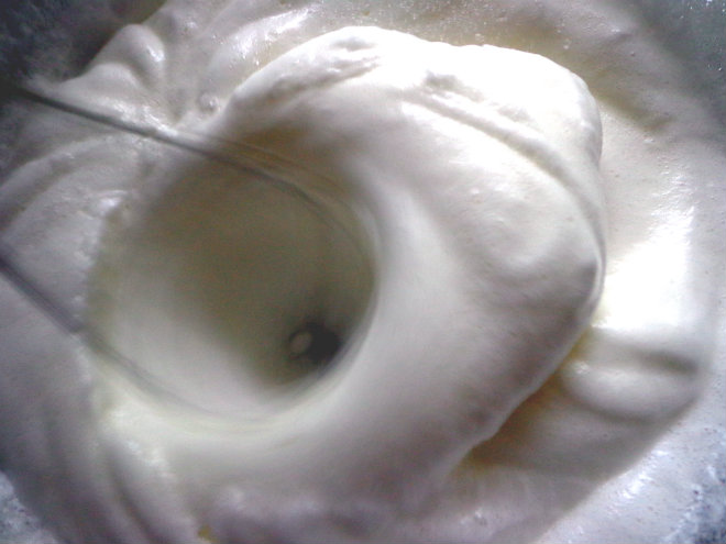 Rozen torta 7 korak pripreme Rozen cake by Laka kuharica: for the pink glaze whisk the egg whites into stiff peaks.
