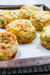 https://1.bp.blogspot.com/-7MRI3ybOBu4/XpOTh_-oWYI/AAAAAAAAAk4/OPtjbPO-38obRdKqQRAJMqx-rPkyCl1BwCLcBGAsYHQ/s320/cheddar-scallion-biscuits-1.jpg