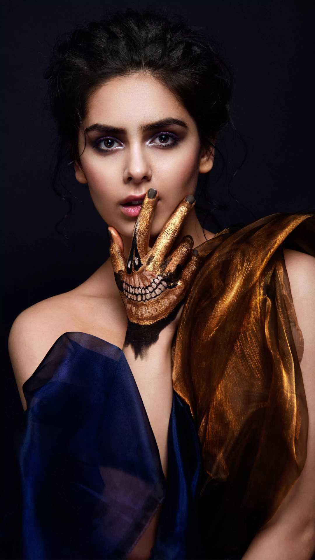 Girl Wallpapers for Phones