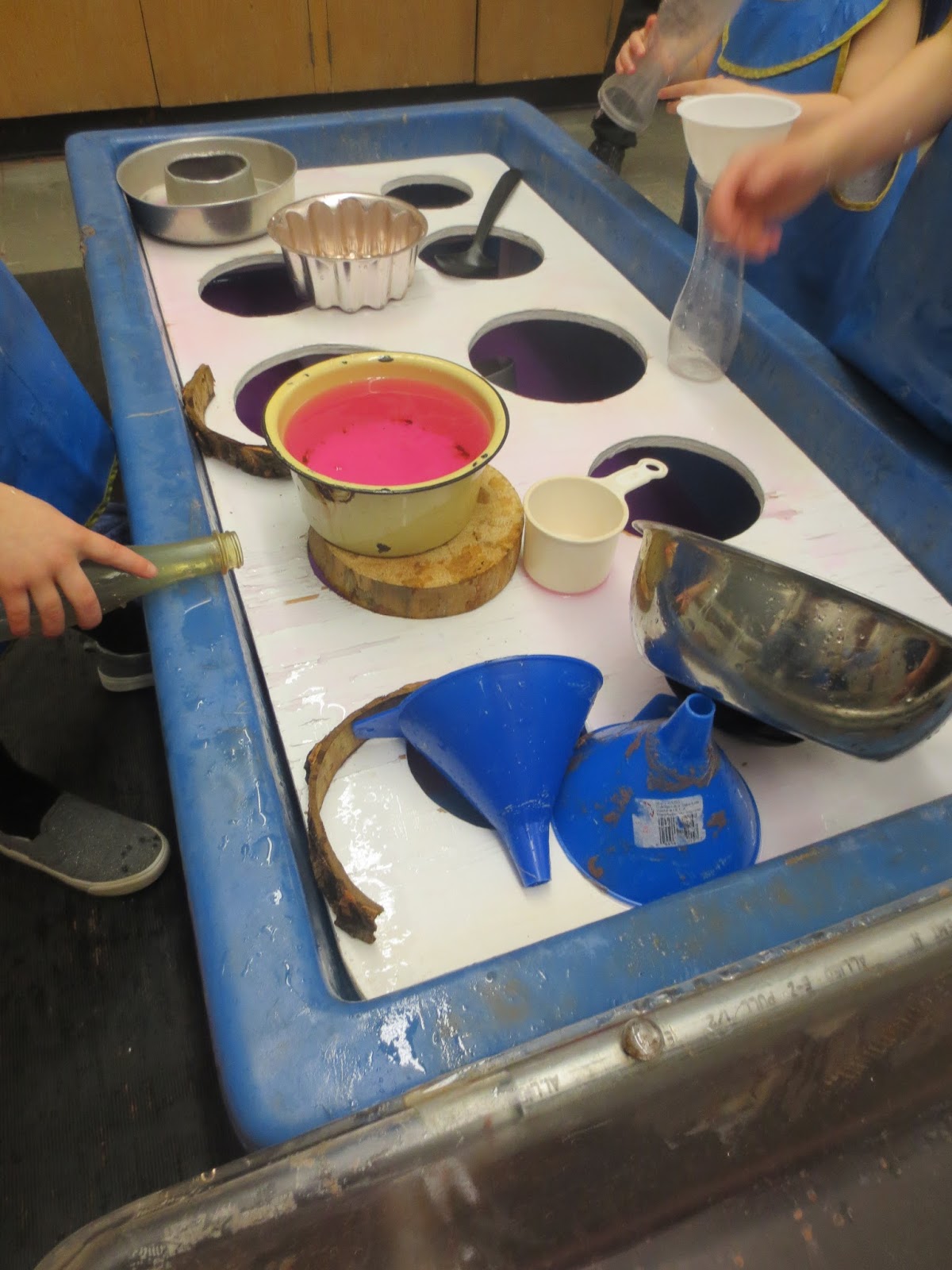 SAND AND WATER TABLES Natural elements, natural exploration