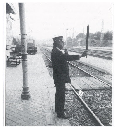 Jefe de Estación dando la ordén de marcha en Torrelodones por el año  1992.