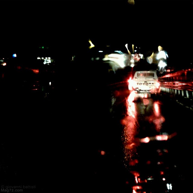 Fotografia notturna di un pick up Toyota bianco