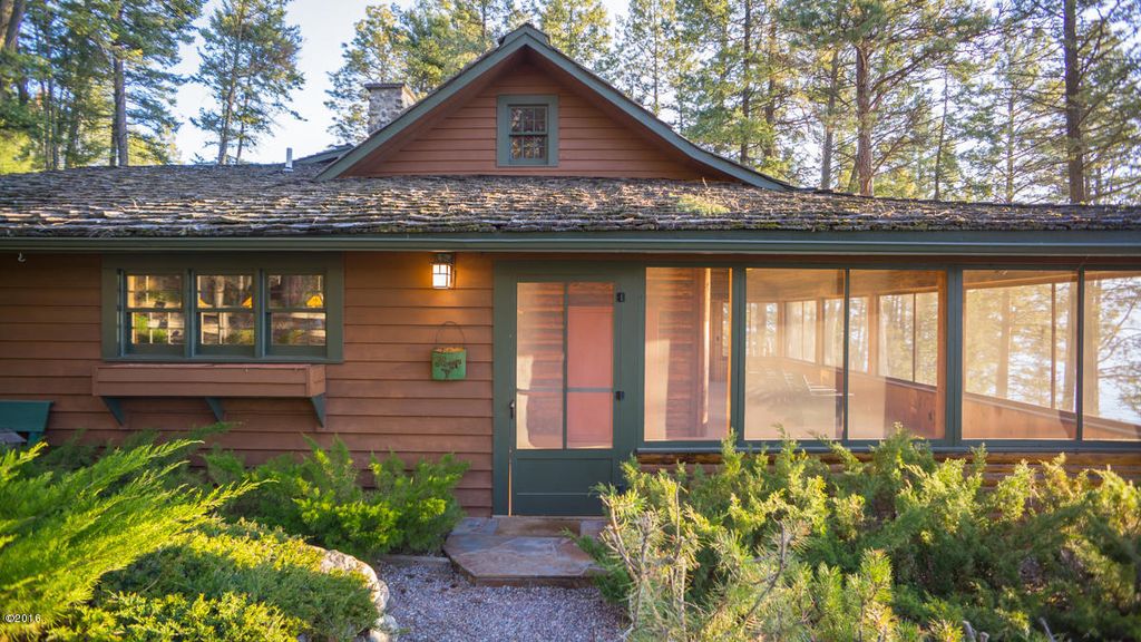 Sweet House Dreams Iowna Vista, 1890 Log Cabin in Lakeside, Montana