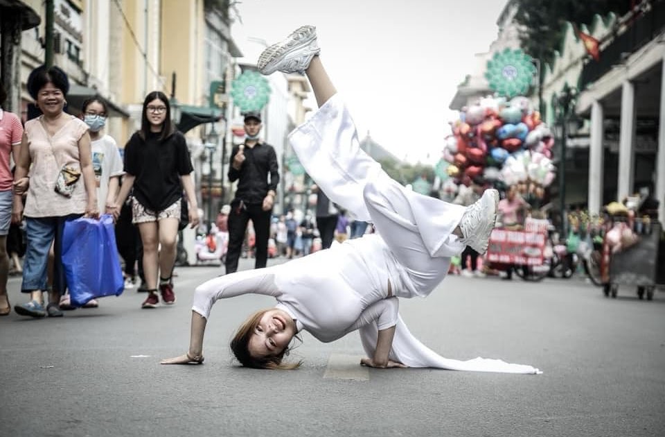 Hot girl Thùy Vũ – Khi Hiphop kết hợp với Áo Dài