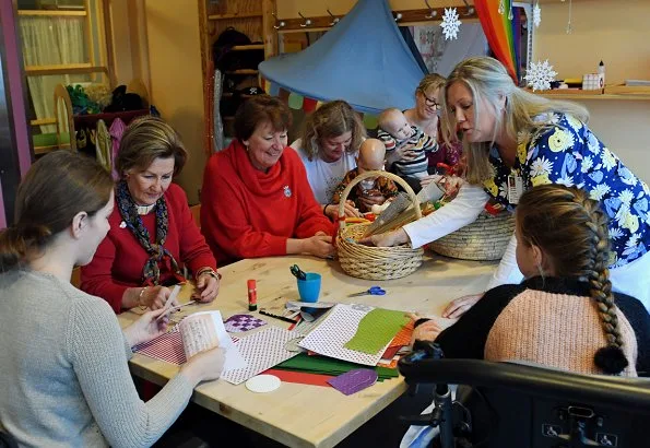 Queen Sonja of Norway made a Christmas visit to the Children's Centre of Oslo University Hospital