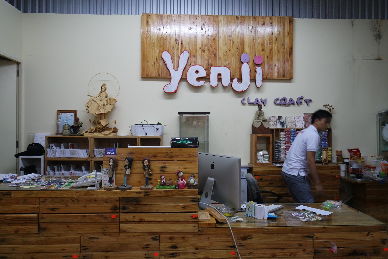 Taylor swift went into Yenji CLAY CRAFT!!