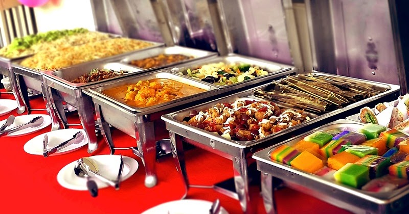 Meja Buffet Penuh Dengan Berbagai Macam Makanan
