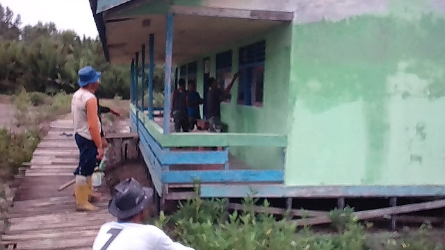 Kekompakan Warga Bantu Satgas TMMD 103 Cat Madrasah Dusun Duri V 1 WhatsApp%2BImage%2B2018 11 09%2Bat%2B14.05.42%2B%25281%2529