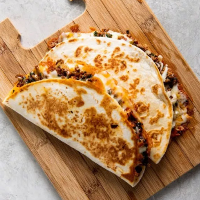 CHEESY GROUND BEEF QUESADILLAS CHEESY GROUND BEEF QUESADILLAS