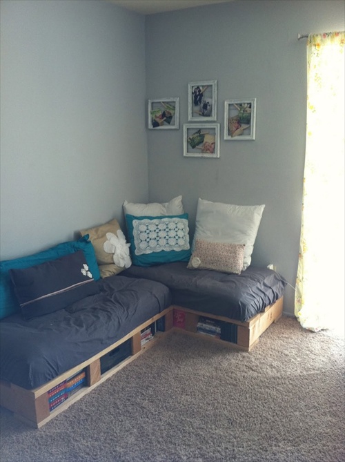DIY Pallet Couch Attractive Addition for Living Room