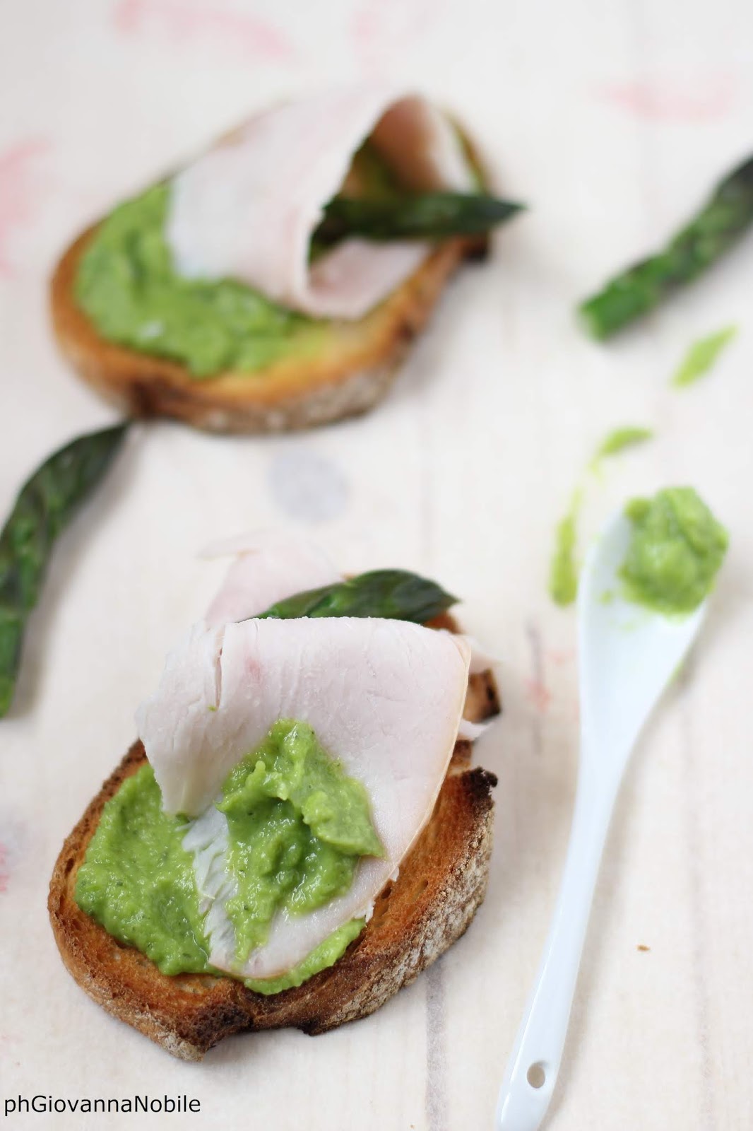 Bruschette con pesto di asparagi e fesa di tacchino la cuoca eclettica