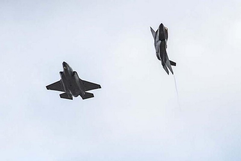 Dos F-35 volando en el cielo sobre el Mar del Norte como parte de un ejercicio de entrenamiento.