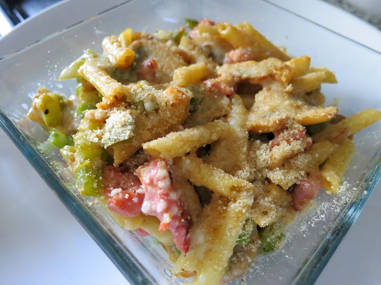 Macarrão no forno com salsicha fresca