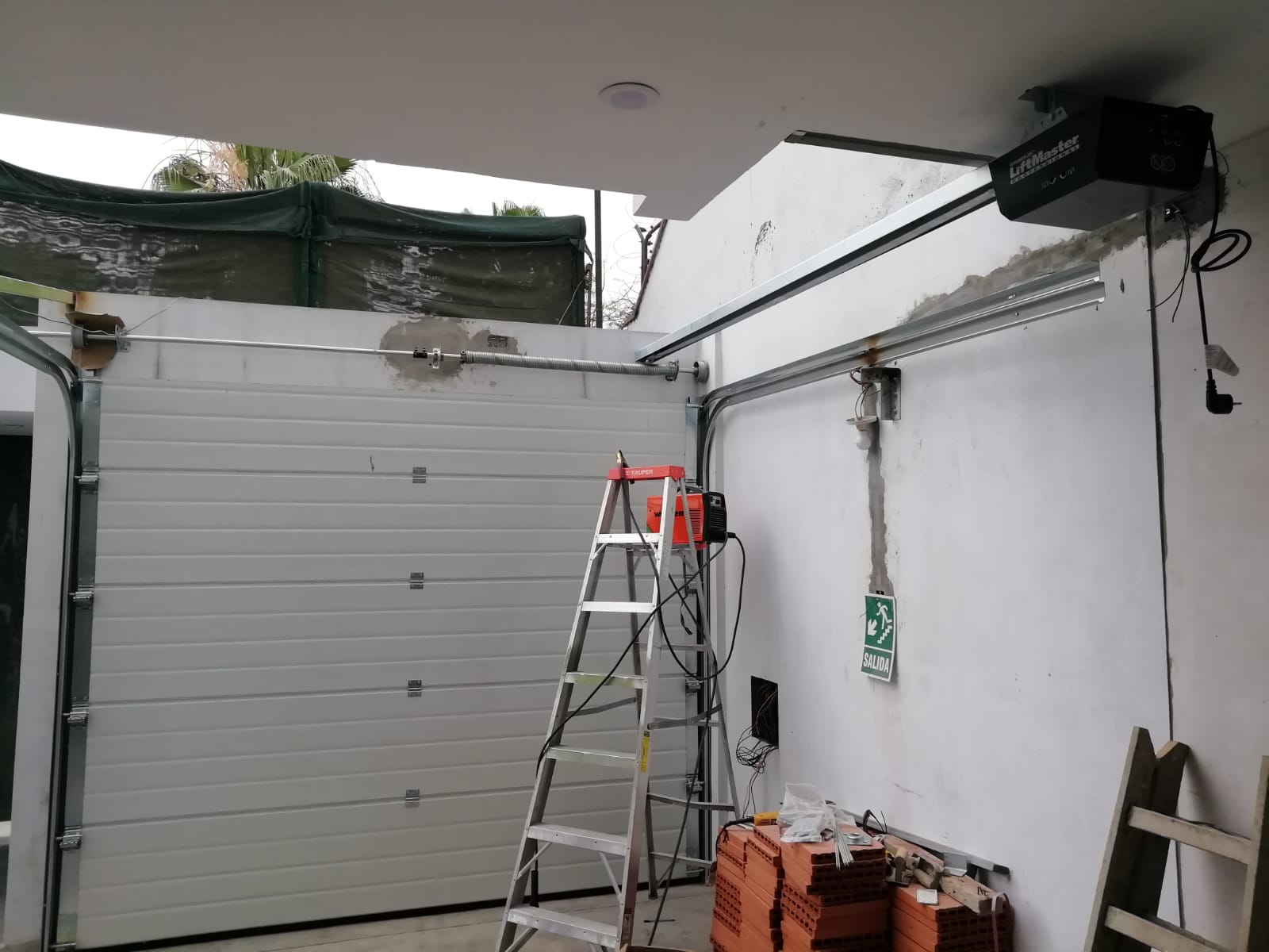 Pasos para instalar un motor de puerta seccional Pasos para instalar un motor de puerta seccional