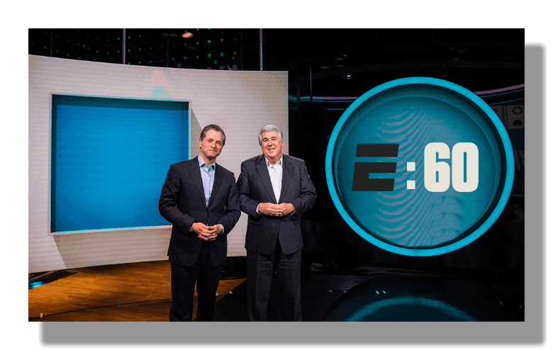 Presentadores de E: 60 posando al lado del logotipo del programa