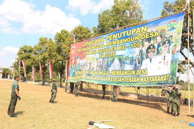 Prajurit Bersihkan Lapangan Trimurti Untuk Penutupan TMMD Kodim Klaten  