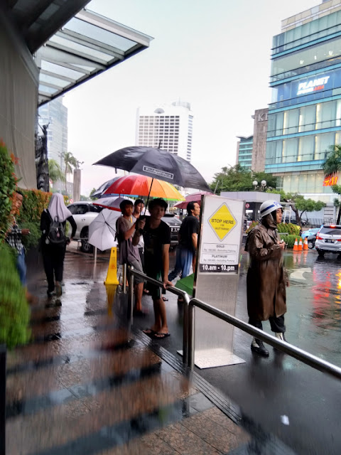 Tips Menghadapi Musim Hujan ojek payung jakarta, happyone