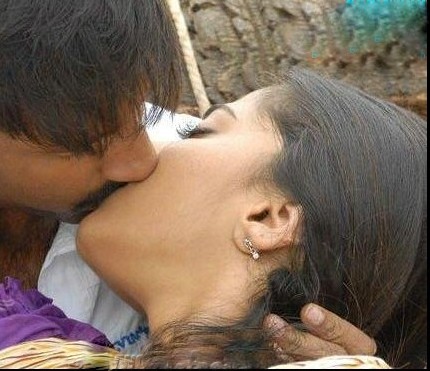 Anushka Shetty kiss scene with Gopichand, Anushka Shetty hot pics, Anushka Shetty sexy scene