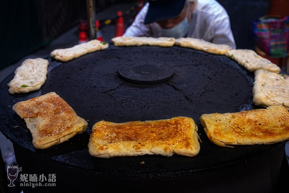 【南機場夜市美食】無名推車燒餅。必比登推薦！店還沒開就先卡位