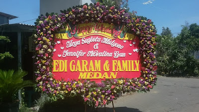 bunga papan happy wedding surabaya