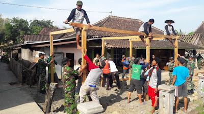 KORAMIL 18/KALIJAMBE BAKSOS BEDAH RUMAH DENGAN RELAWAN AKS DIRUMAH MBAH NASIYAH