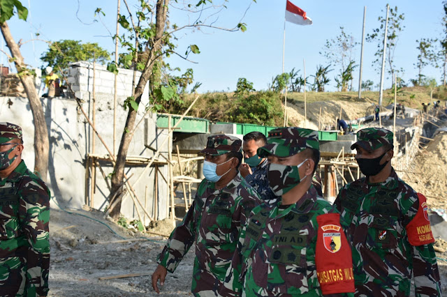 DANREM 082/CPYJ TINJAU KEMAJUAN PEMBANGUNAN JEMBATAN CELEBUNG DI KAB. BOJONEGORO Bojonegoro - Komandan Korem 082/CPYJ Kolonel Inf M. Dariyanto meninjau langsung kemajuan pembangunan jembatan di Desa Celebung Kec. Bubulan Kab. Bojonegoro saat melaksanakan kunjungan kerja ke wilayah Kodim 0813/Bojonegoro, Jumat (18/09/2020) Jembatan yang menghubungkan antara Desa Celebung dengan Dusun Maor dibangun atas bantuan CSR dari pihak SKK Migas serta kerjasama antara Pemkab. Bojonegoro dan TNI AD. Jembatan tersebut memiliki Panjang 27 M dan Lebar 6 M dengan anggaran pembangunan Rp 2,6 Milyar. Dalam peninjauannya Danrem menyampaikan,