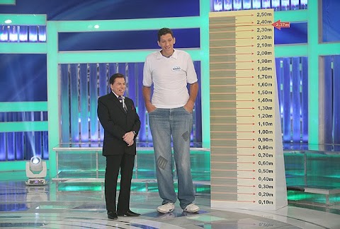 Com 2,37 m, homem disputa título de mais alto do Brasil no "Programa Silvio Santos"