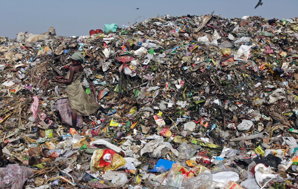 пластиковые бутылки в природе. загрязнение окружающей среды. полигон тко израиль. проблема мусорного загрязнения планеты стояла. загрязнение планеты отходами.