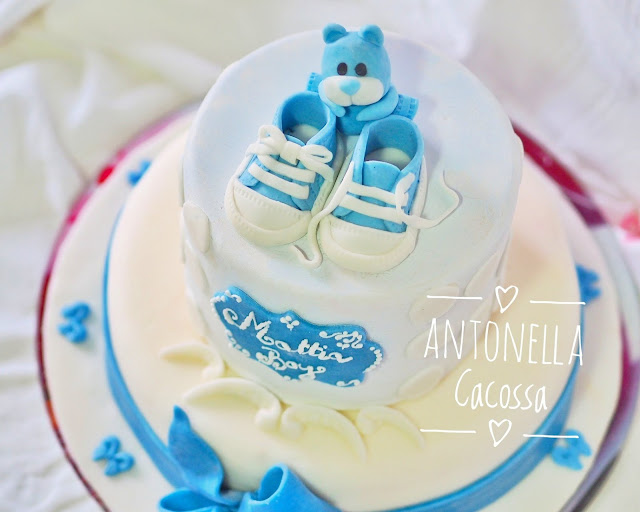 Torta con scarpette converse