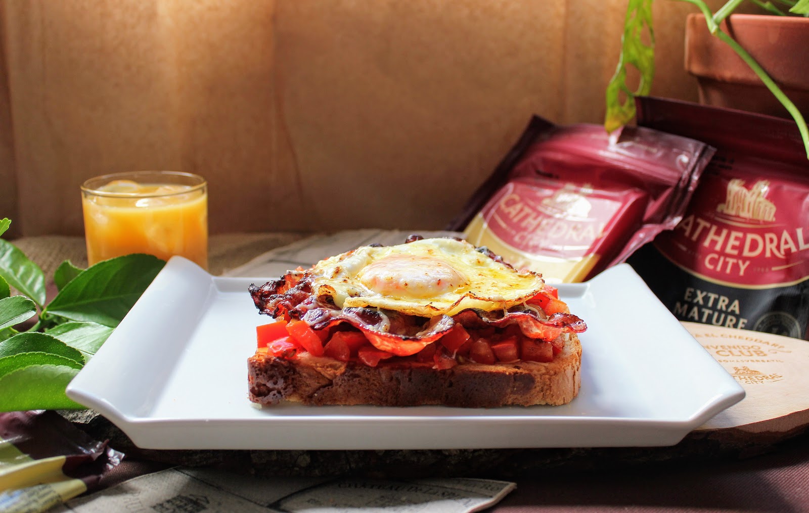 Sandwich de Bacon, Cheddar y Huevo con Tomate Concassé Cocinando con las Chachas