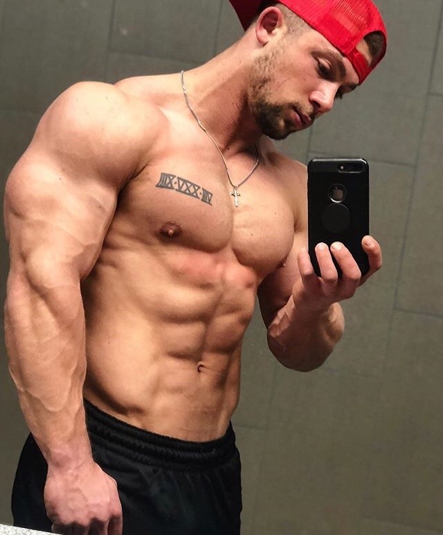 huge-shirtless-muscular-hunk-selfie